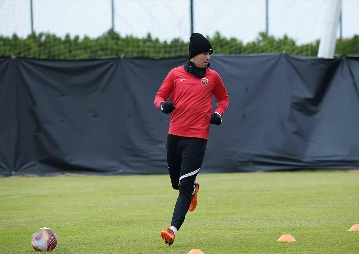 上港劲旅在较量中展现出色表现，实力不可小觑