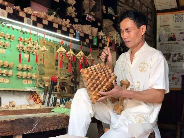 运动健将百折不挠，精湛技艺领先夺冠的简单介绍