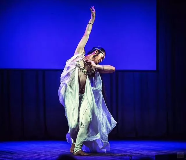 运动健将百折不挠，精湛技艺领先夺冠的简单介绍