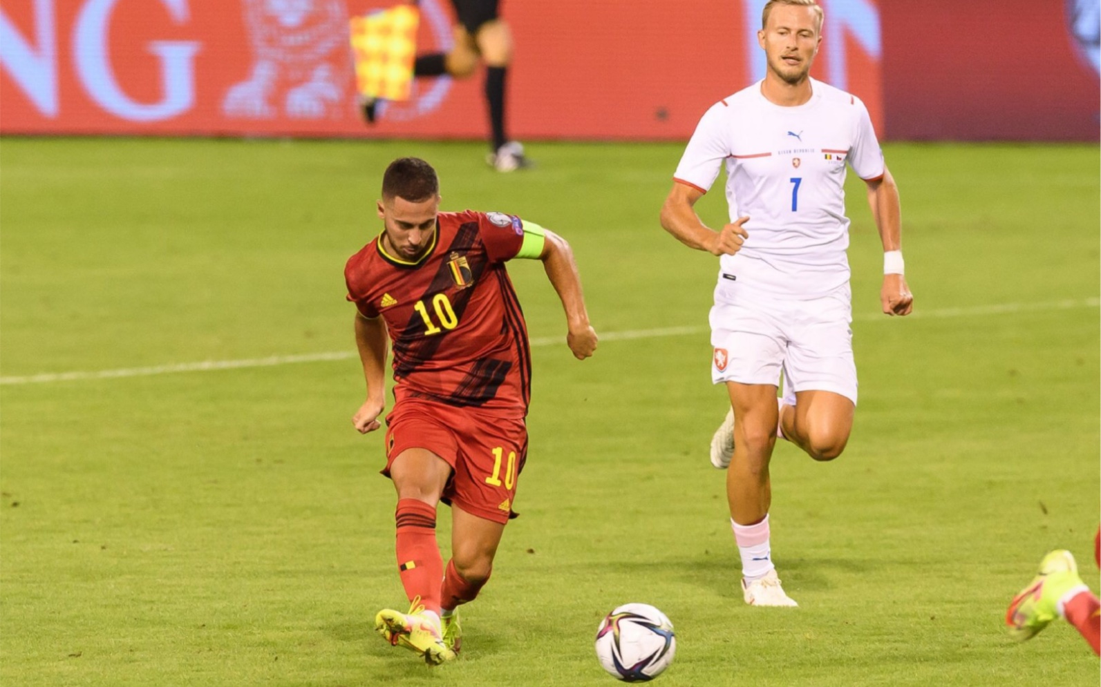 包含比利时逆转捷克反超小组榜首的词条