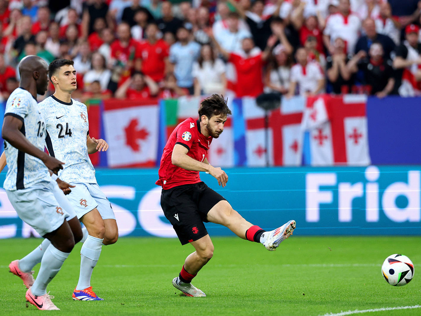 包含欧洲杯预选赛的精彩对决不断上演的词条