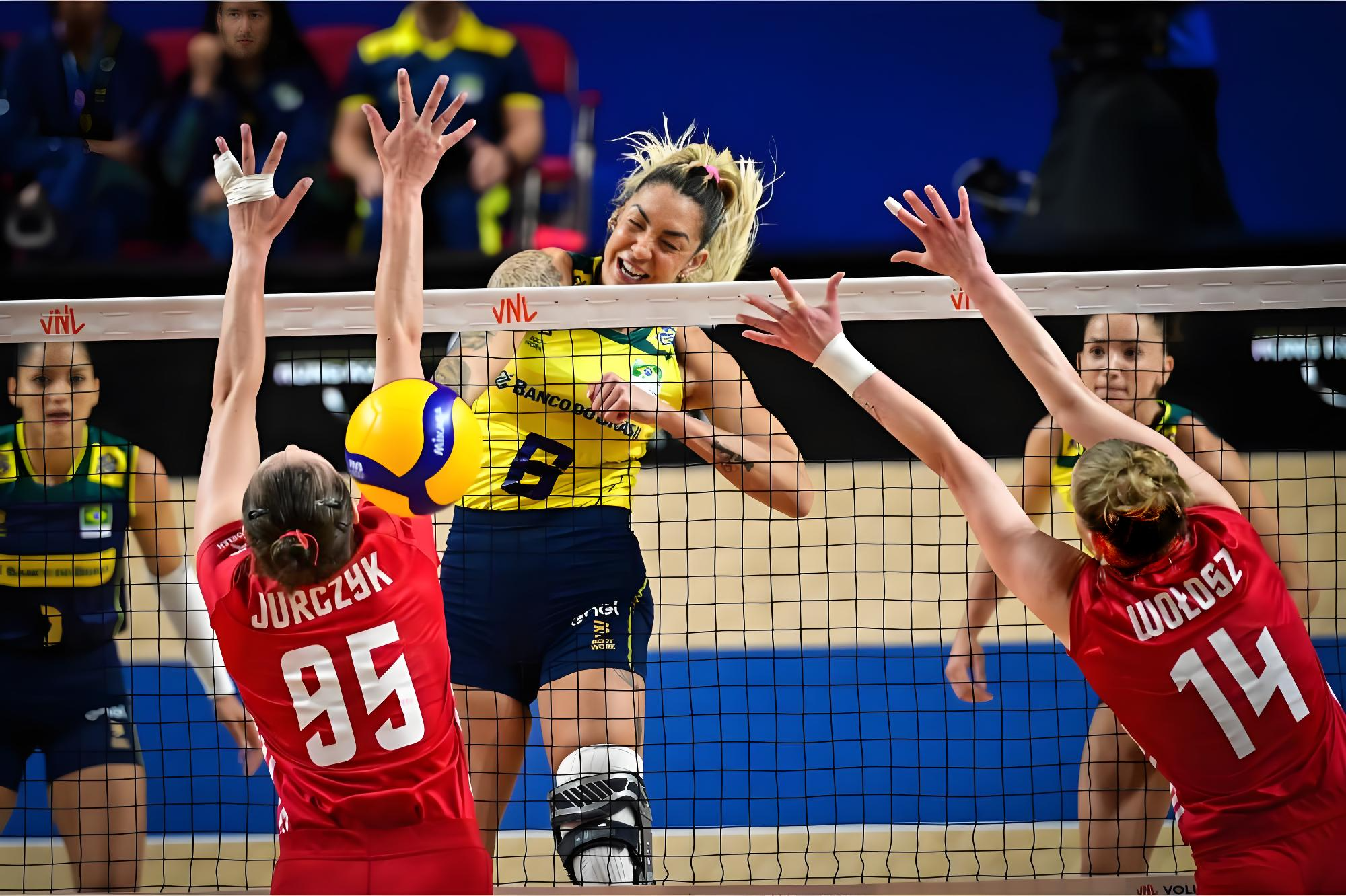 巴西选手在排球比赛中力克对手，晋级