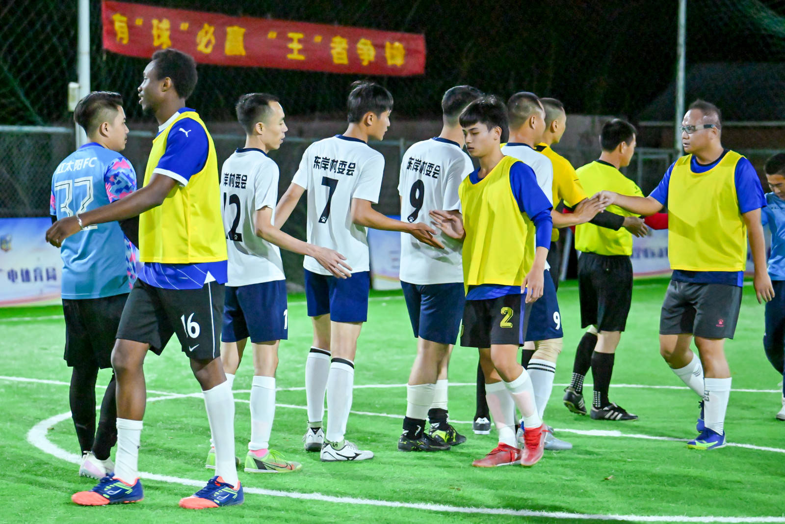 国内职业足球赛事精彩纷呈，球队表现亮眼的简单介绍