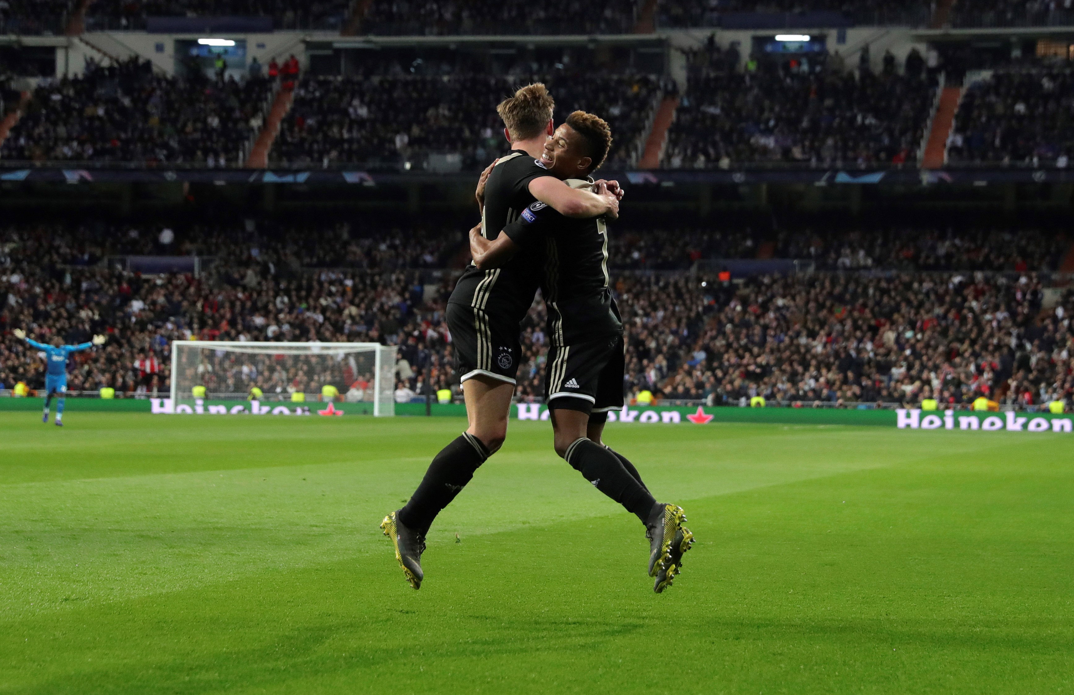 阿贾克斯英雄无惧，向着八强迈进