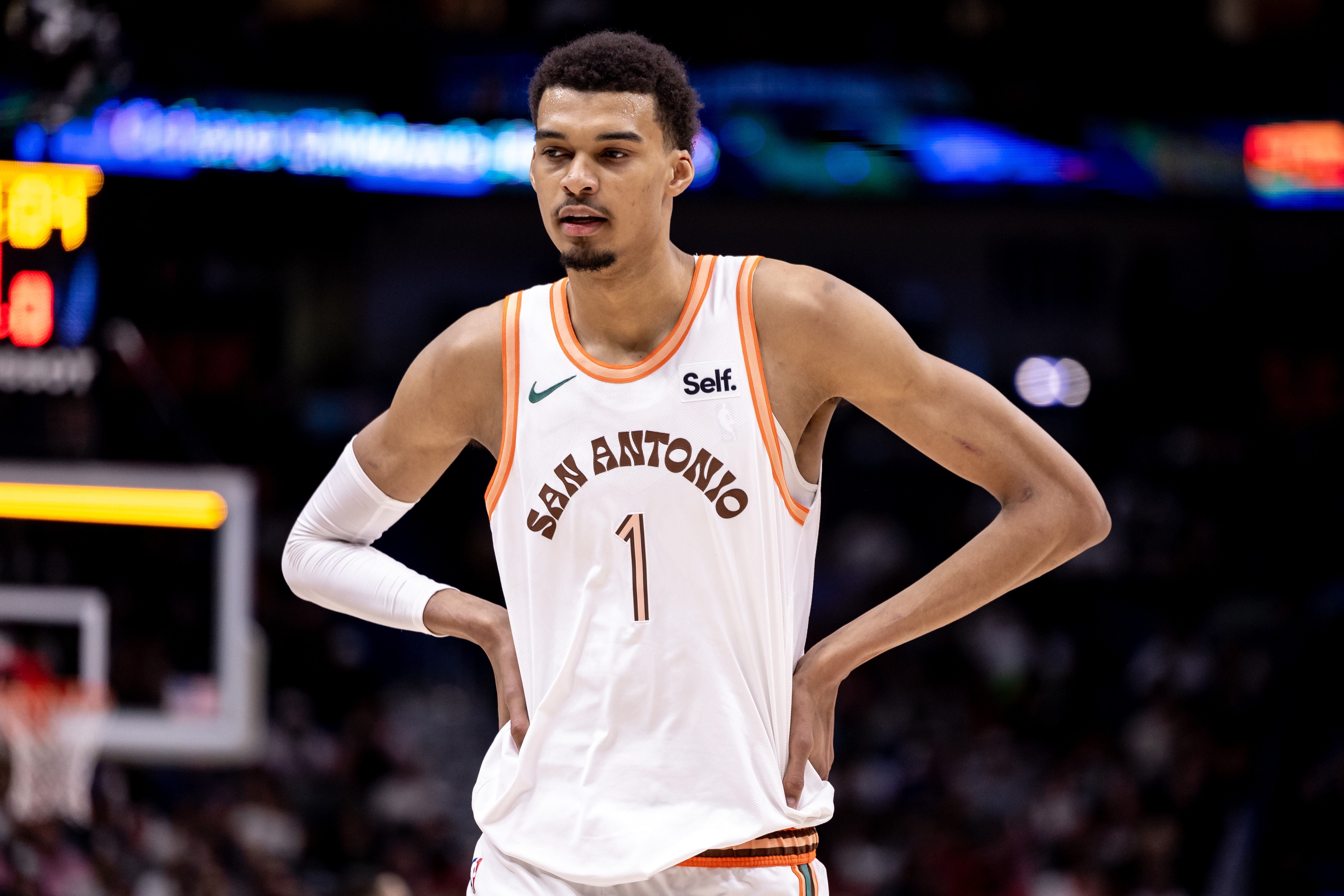 包含步行者逆转雄鹿B队，福克斯爆发神勇的词条